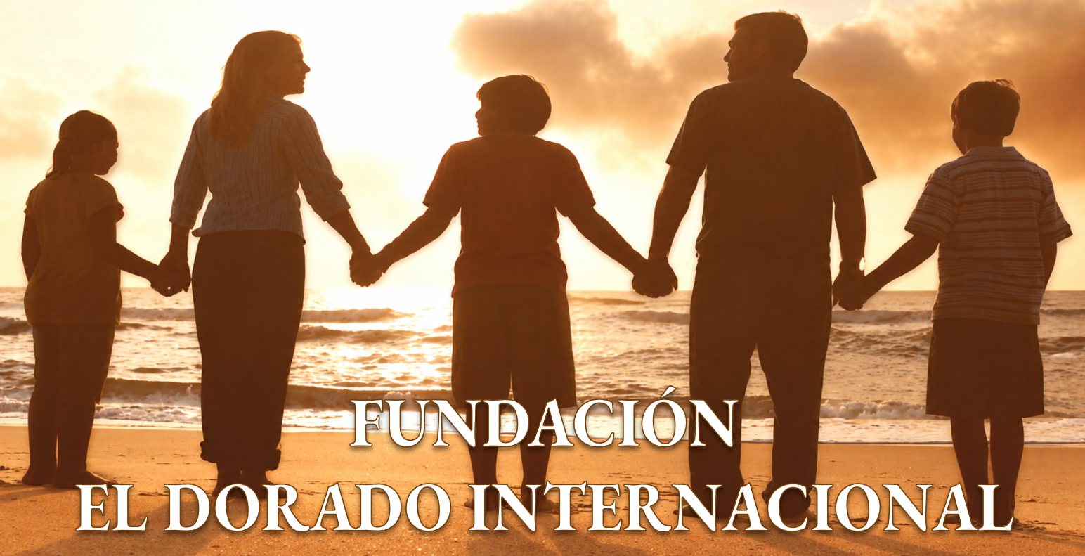 Familia tomada de la mano frente al mar, símbolo de vida, familia y esperanza.